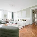Elegant 4 Bedroom Spacious And Decorated Apartment