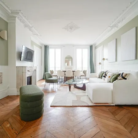 Elegant 4 Bedroom Spacious And Decorated شقة *