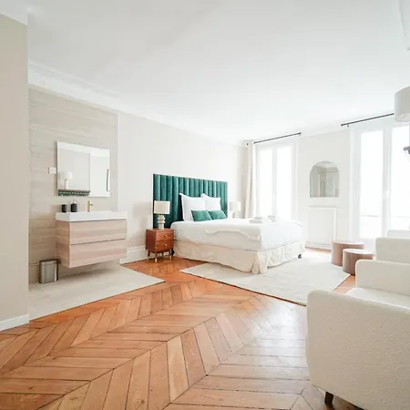 Elegant 4 Bedroom Spacious And Decorated *