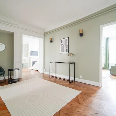 Elegant 4 Bedroom Spacious And Decorated شقة باريس