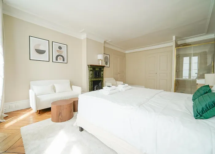 Elegant 4 Bedroom Spacious And Decorated شقة *