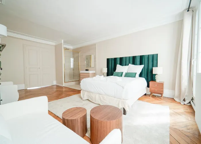 Elegant 4 Bedroom Spacious And Decorated * باريس