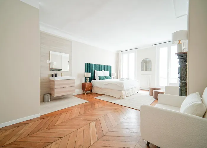 Elegant 4 Bedroom Spacious And Decorated *
