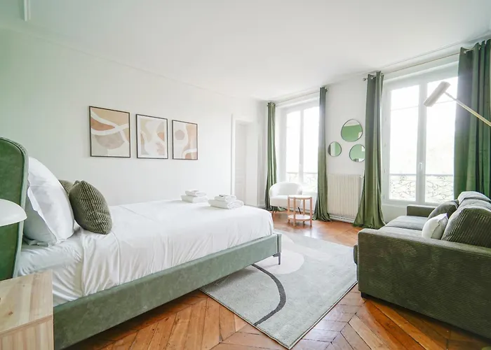 Elegant 4 Bedroom Spacious And Decorated Apartment Paris