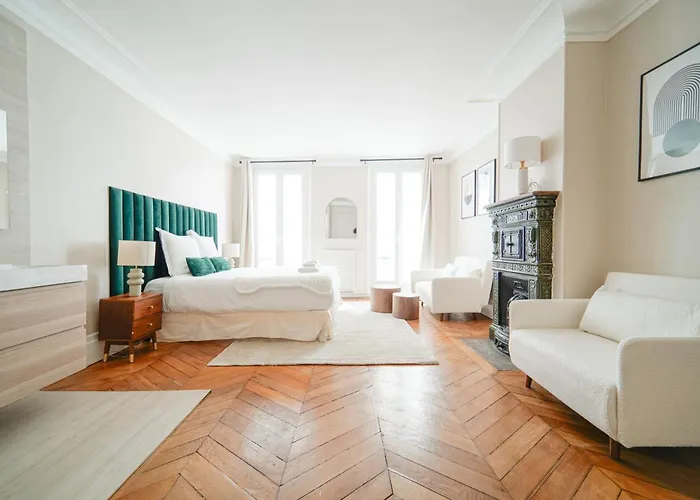 Elegant 4 Bedroom Spacious And Decorated *