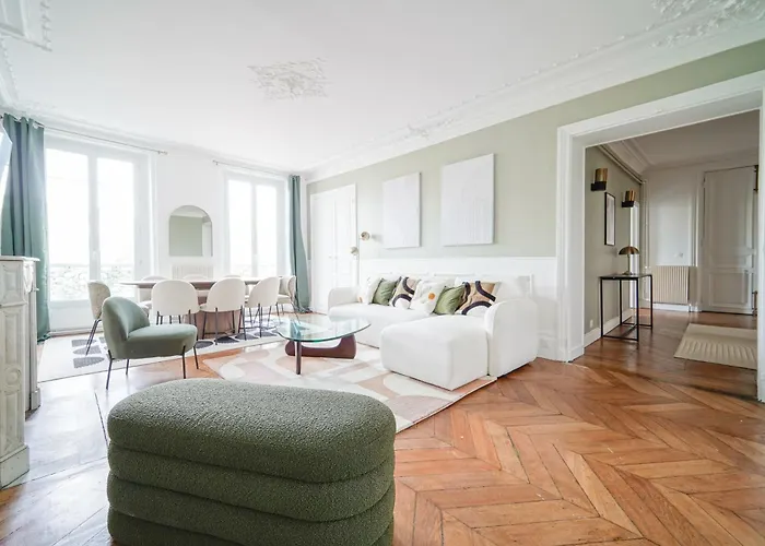Elegant 4 Bedroom Spacious And Decorated Apartment