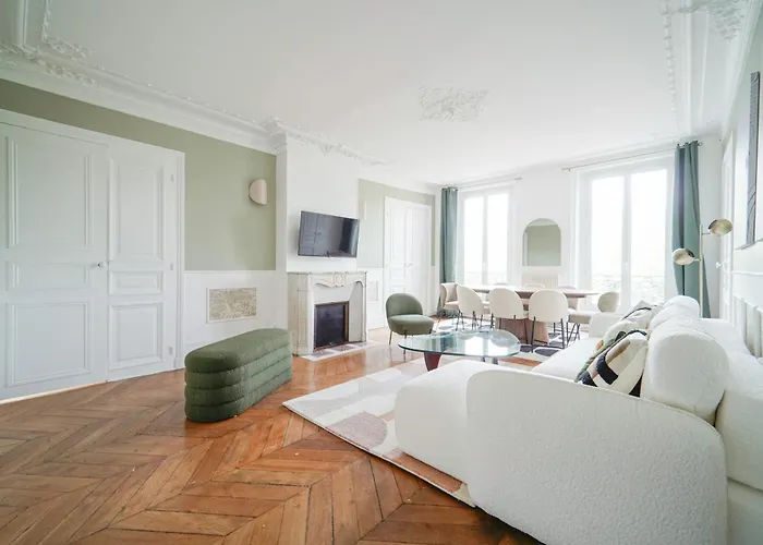 Elegant 4 Bedroom Spacious And Decorated *