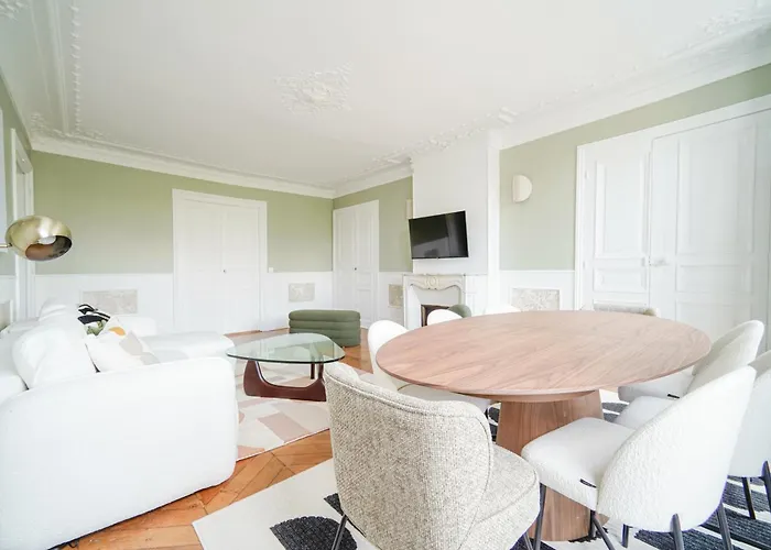 Apartment Elegant 4 Bedroom Spacious And Decorated *