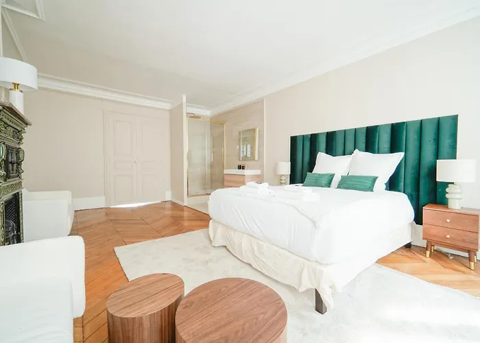 Elegant 4 Bedroom Spacious And Decorated *