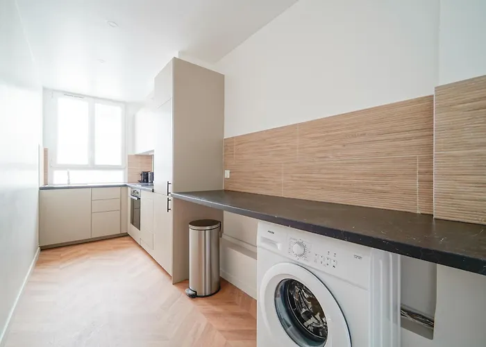 Elegant 4 Bedroom Spacious And Decorated Apartment